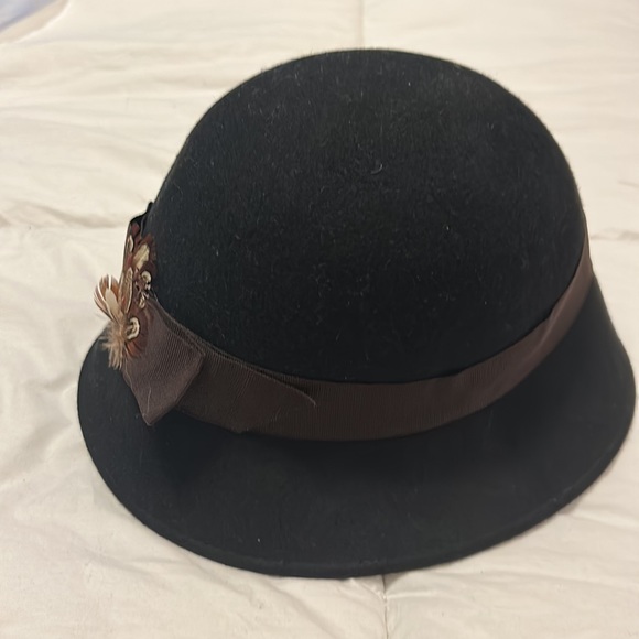August Felt Cloche Hat Feather Ribbon - Picture 2 of 5